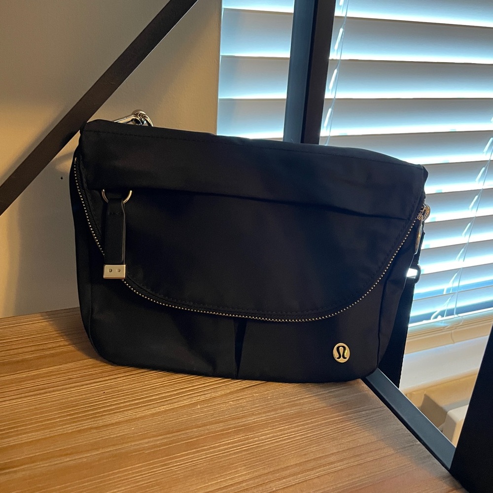 Lululemon crossbody bag - black